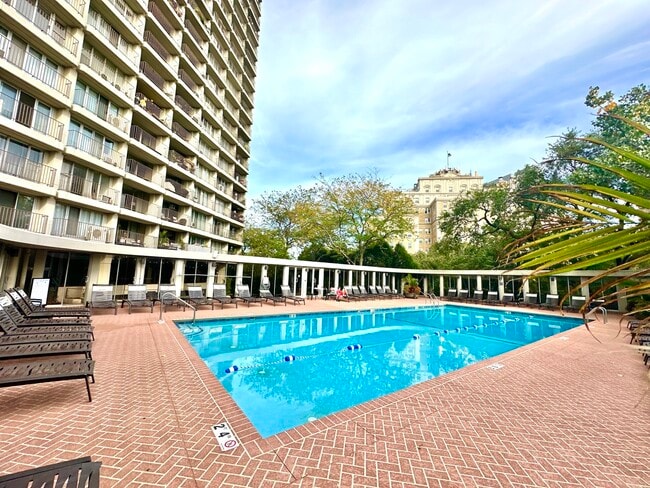 Building Photo - 1960 N Lincoln Park W