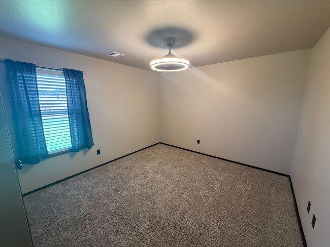 Building Photo - 3 bed plus office, Neighborhood amenities include a neighborhood pond, Pool and playground!
