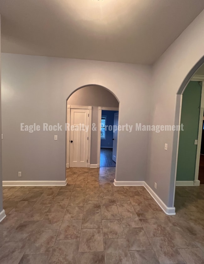 Building Photo - Historical Owen Park House for Rent (4beds/3baths)