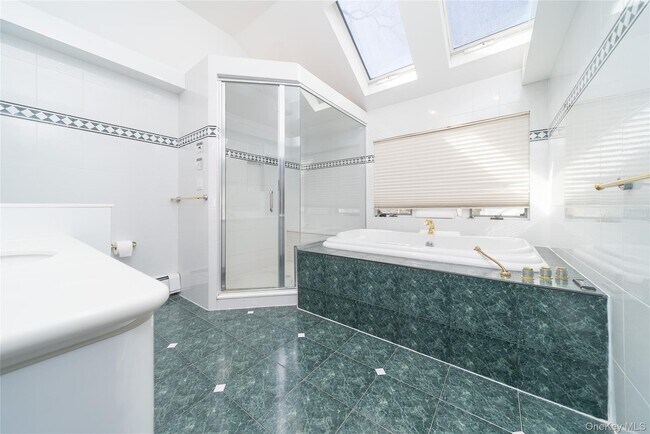 Building Photo - 143 Round Hill Rd