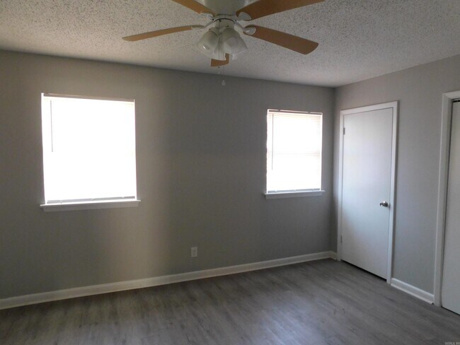Building Photo - 2203 Fendley Dr