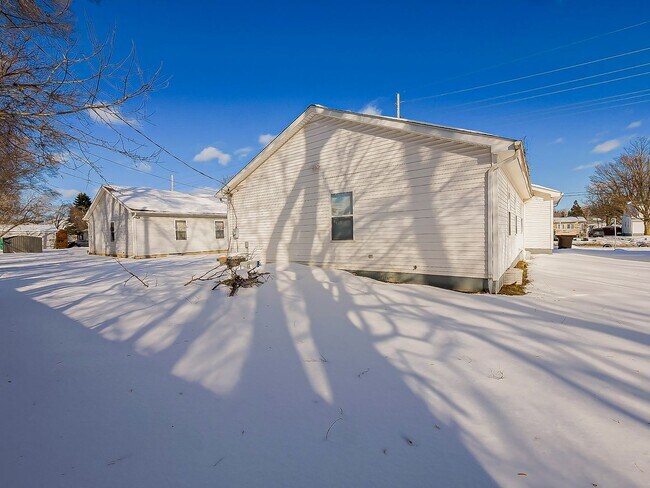 Building Photo - Spacious 3-Bedroom Home in a Great Pontiac Location!