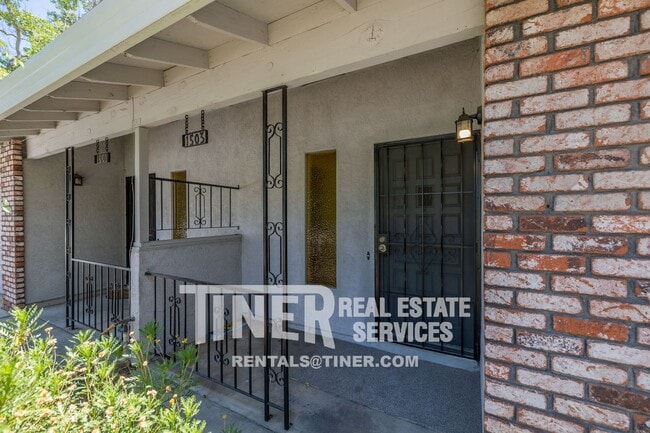 Building Photo - Darling 3 Bedroom Near Downtown - Location...