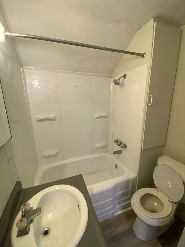 Building Photo - 1 Bedroom Apartment - Now Available!