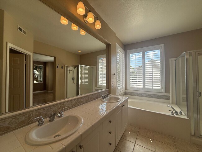 Building Photo - Spacious 3BR/2.5BA Home with Gated Communi...