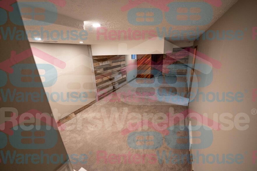 Building Photo - 809 E Pontiac Dr