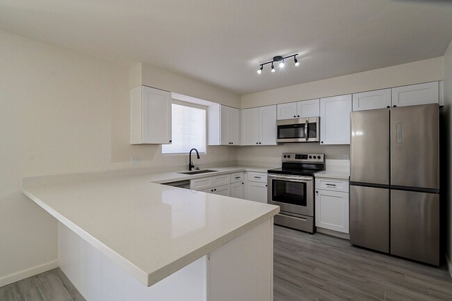 Building Photo - Charming Tempe home with a pool!