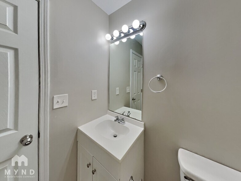 Building Photo - 305 Carter Ave