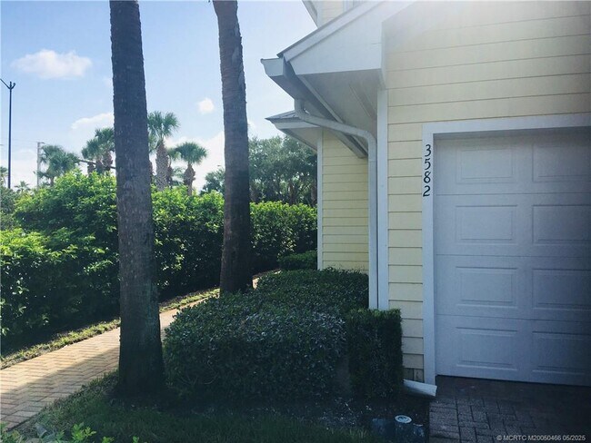 Building Photo - 3582 SW Sawgrass Villas Dr