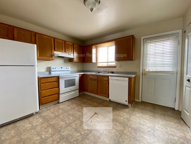 Building Photo - 519 Comanche Village Dr