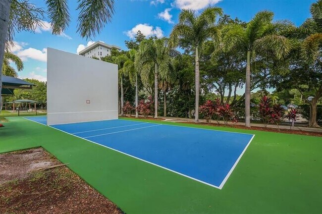 Building Photo - 2801 N Palm Aire Dr