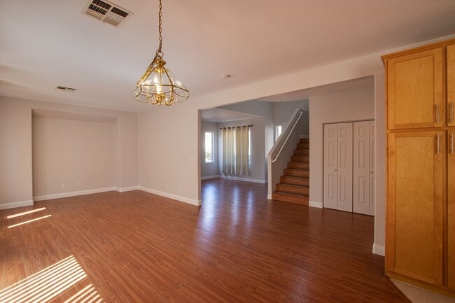 Building Photo - 4 bedroom 3 bath centrally located home