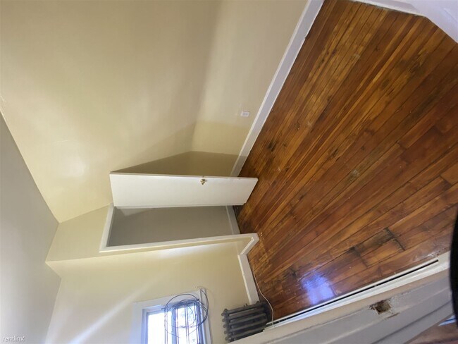 Building Photo - 2 br, 1 bath Triplex - 56 Treacy Ave