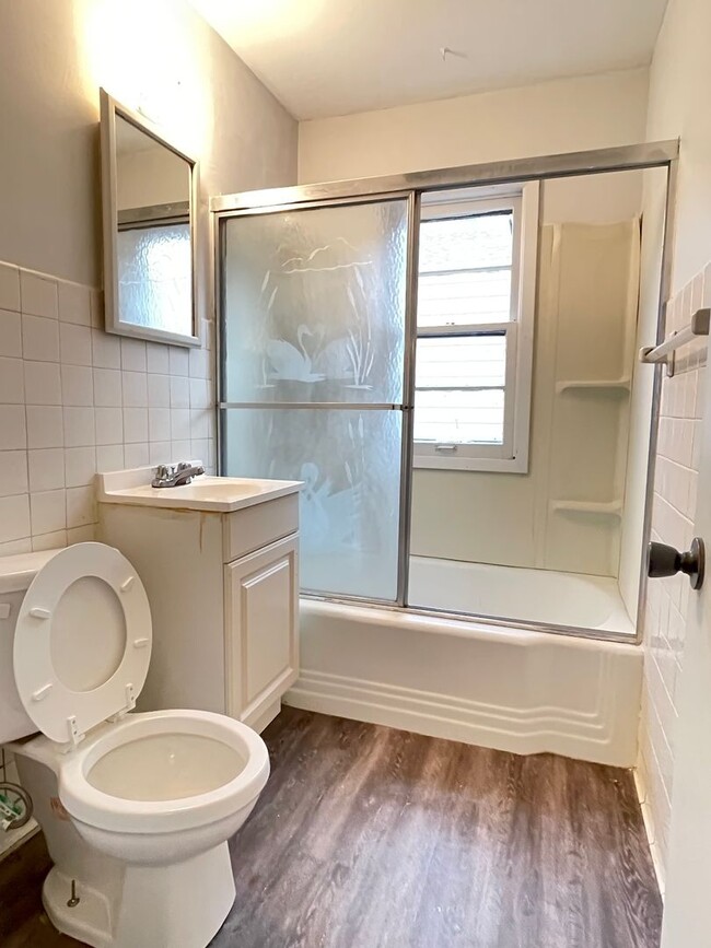 Building Photo - Nicely updated 3 bedrooms 1 bathroom with ...