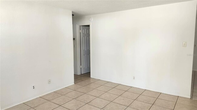 Building Photo - 565 3rd Ave