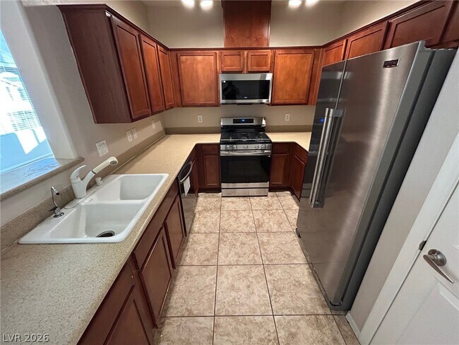 Building Photo - 6868 Sky Pointe Dr