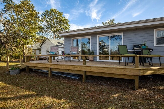 Building Photo - Marsh View Beaufort Home Available Now