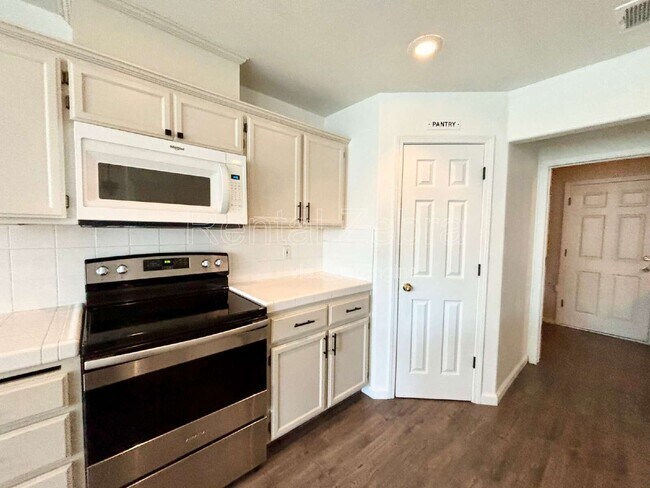 Building Photo - 736 Redwing Dr