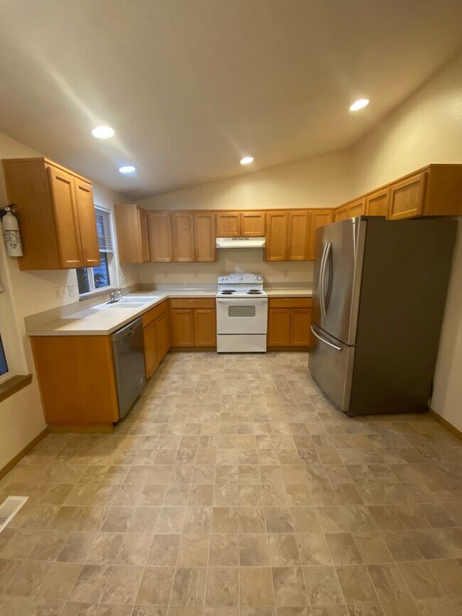 Building Photo - Comfortable 3 Bedroom Home in Hickory Hills