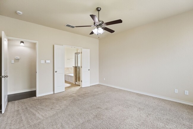 Building Photo - 5 Bedroom/3.5 Bath Saddle Creek Subdivision