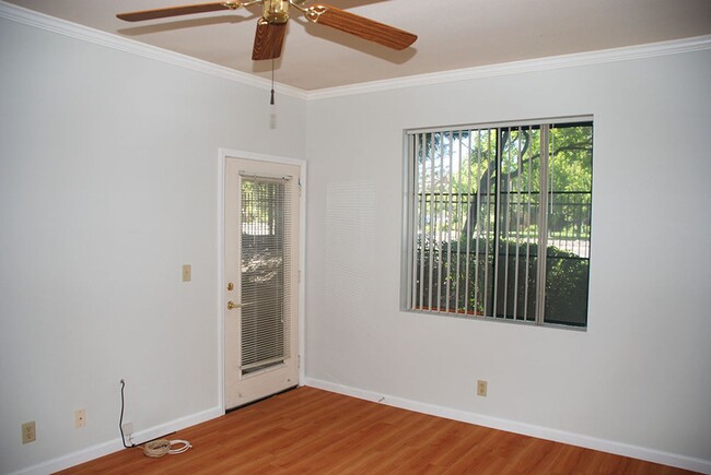 Building Photo - 1 bedroom townhouse in Tanamera