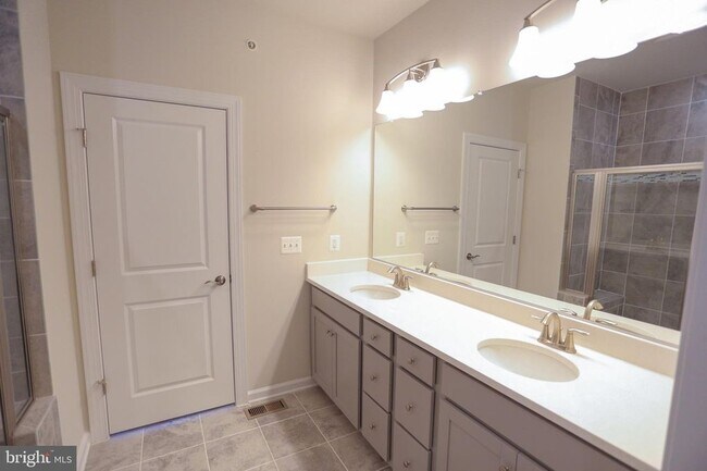 Building Photo - 45132 Kincora Dr