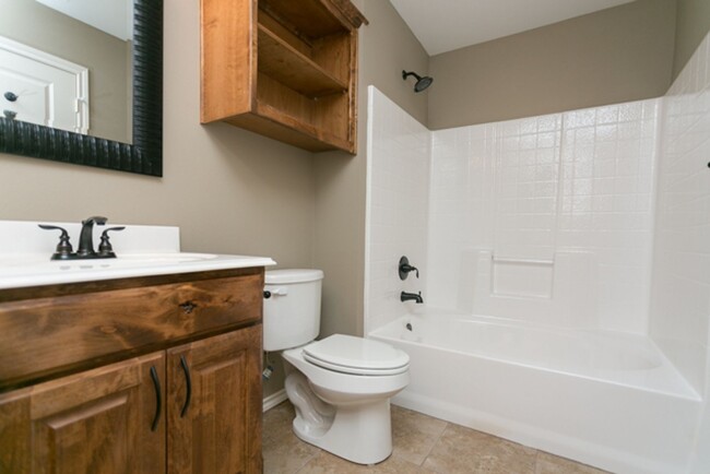 Building Photo - MOVE IN READY $200 OFF 1st month's rent -S...