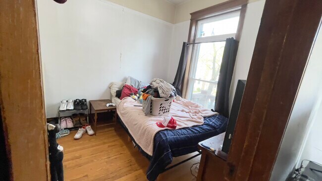 front bedroom - 3730 N Magnolia Ave