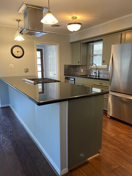 Building Photo - 2305 Linwood Ln