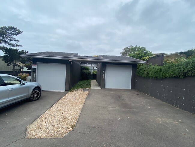Front one car garage - 312 La Amatista Rd