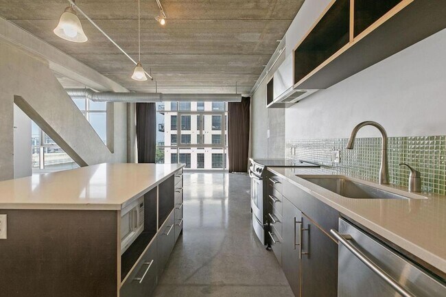 Building Photo - 345 N 6th Ave