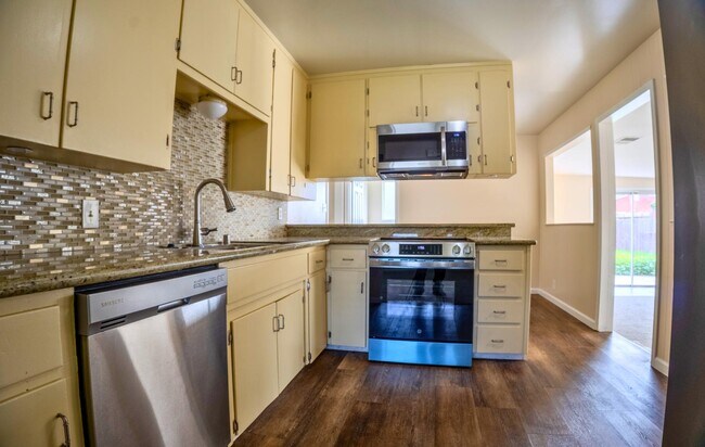 Building Photo - 588 Mulberry Cir