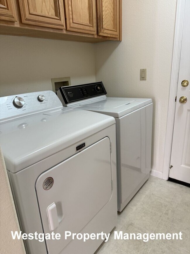 Building Photo - 545 Almanor St