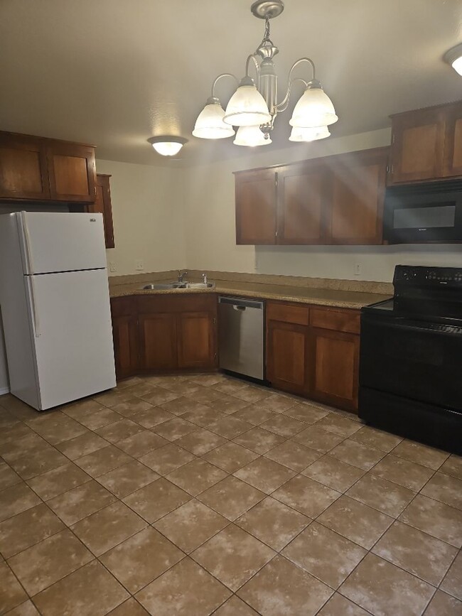 Building Photo - Available now! - 3 bed, 2 bath Townhouse i...