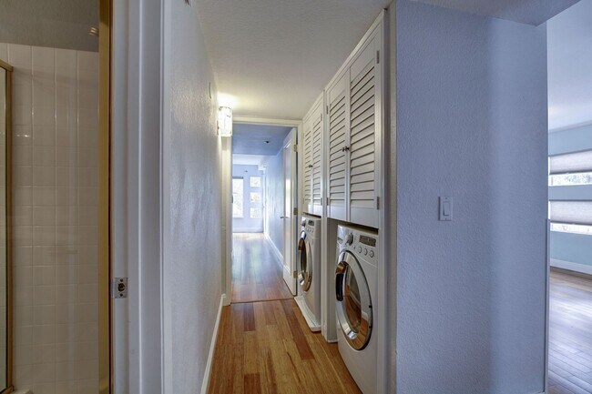 Building Photo - $3200 / Fabulous 2br / 2ba condo (Bankers ...