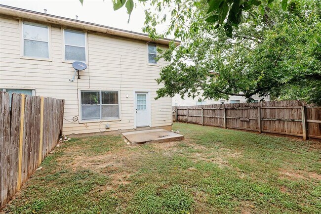 Building Photo - 1029 Christopher Ave
