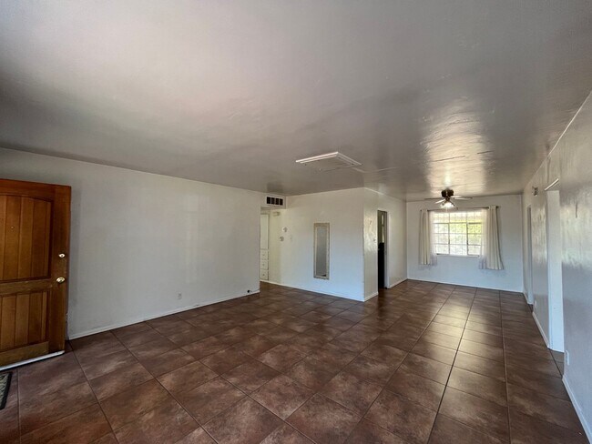 Building Photo - Cute 3 Bedroom 2 Bathroom Home In The NE!