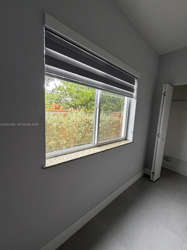 Building Photo - 381 E 50th St