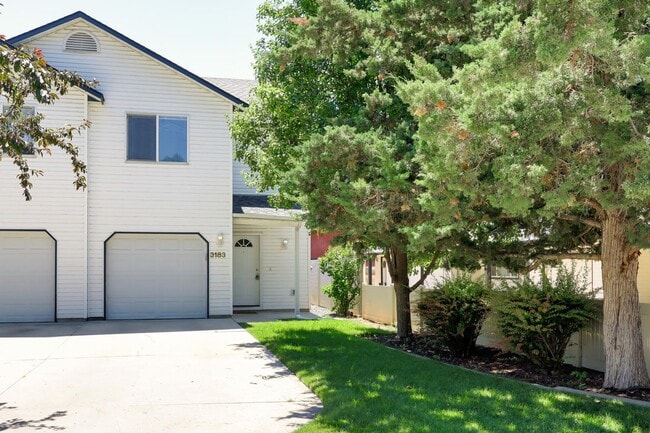 Primary Photo - Spacious 3 Bed, 2.5 Bath Home with Garage ...