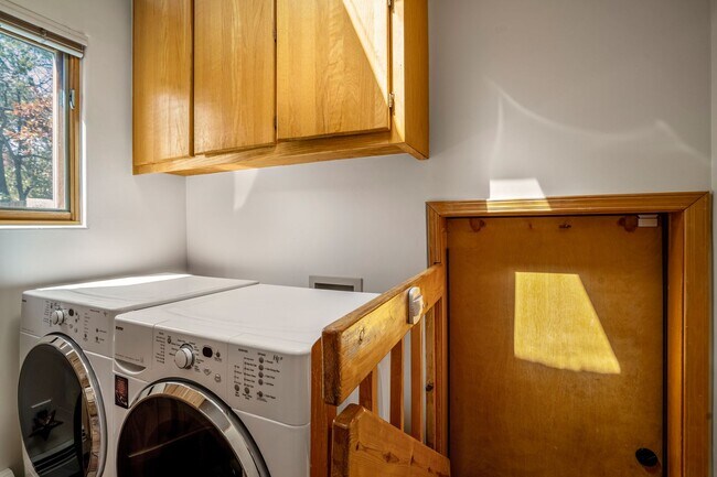 Building Photo - Northside Santa Fe Home