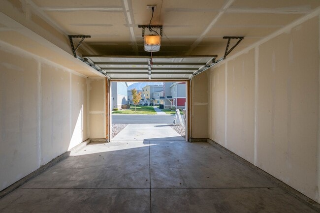 Building Photo - 190 E 630 N