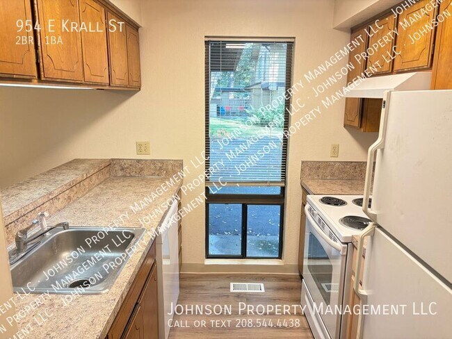 Building Photo - 954 E Krall St