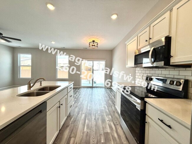 Building Photo - 3 Bedroom Residence