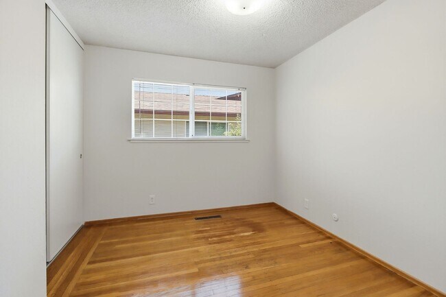 Building Photo - What a Great Home! Available Now!