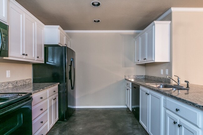 Building Photo - Two Bedroom Townhome in Tradewinds