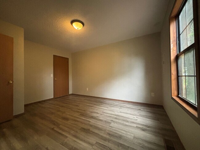 Building Photo - 2 bedroom 1 bathroom 1 car garage