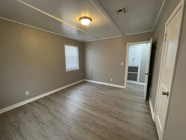 Building Photo - Duplex For Lease