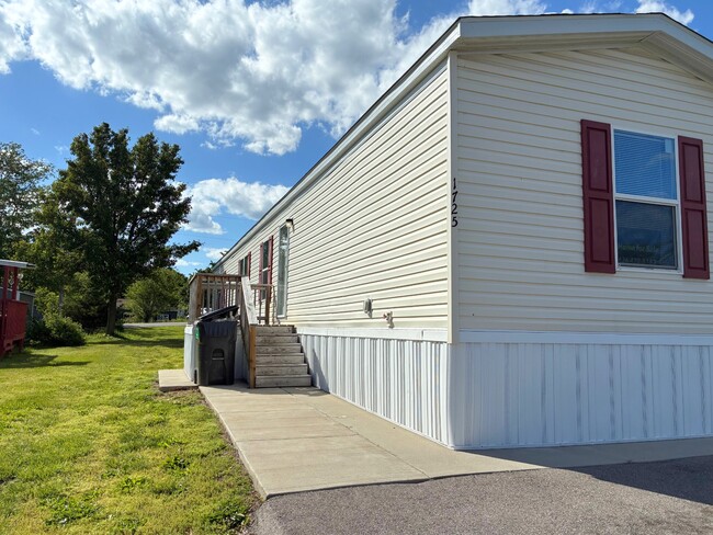 Building Photo - 1725 W Golden Cir