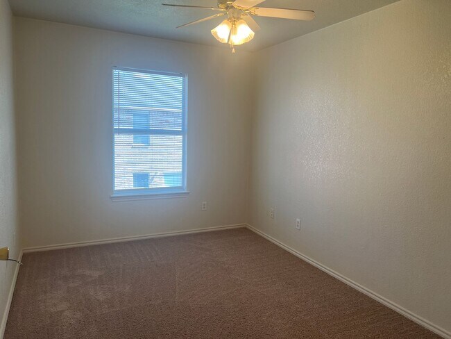 Building Photo - 3300 Hereford Ln