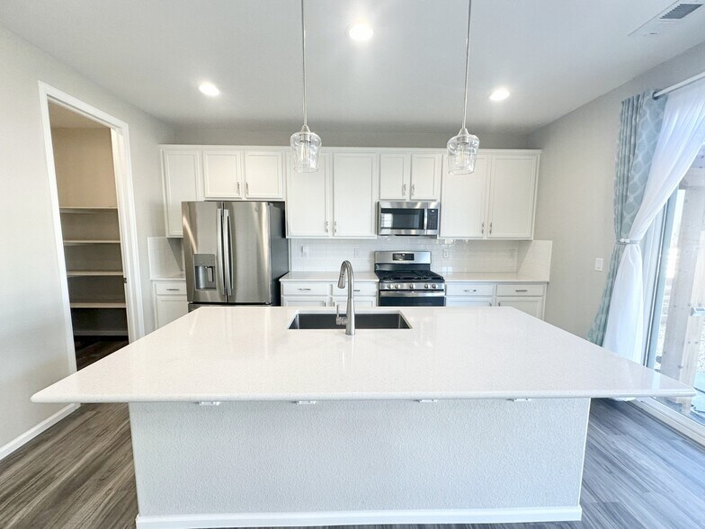 Building Photo - 870 Golden Peak Dr